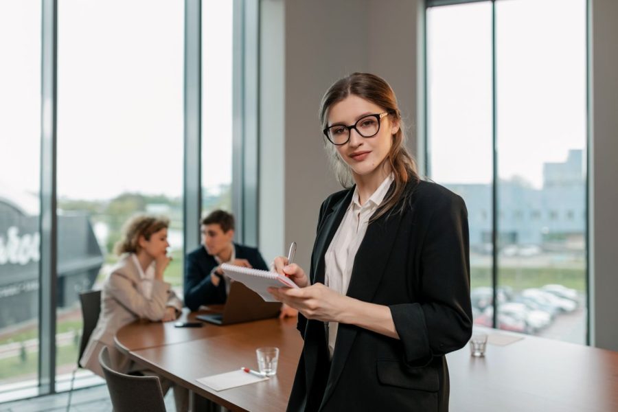 wie kann der Personaleinsatz in der Produktion flexibel an die Auftragslage angepasst werden